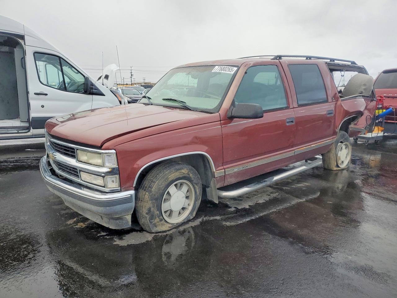 1998 Chevrolet Suburban VIN 3GNEC16R9WG108914 photo 1