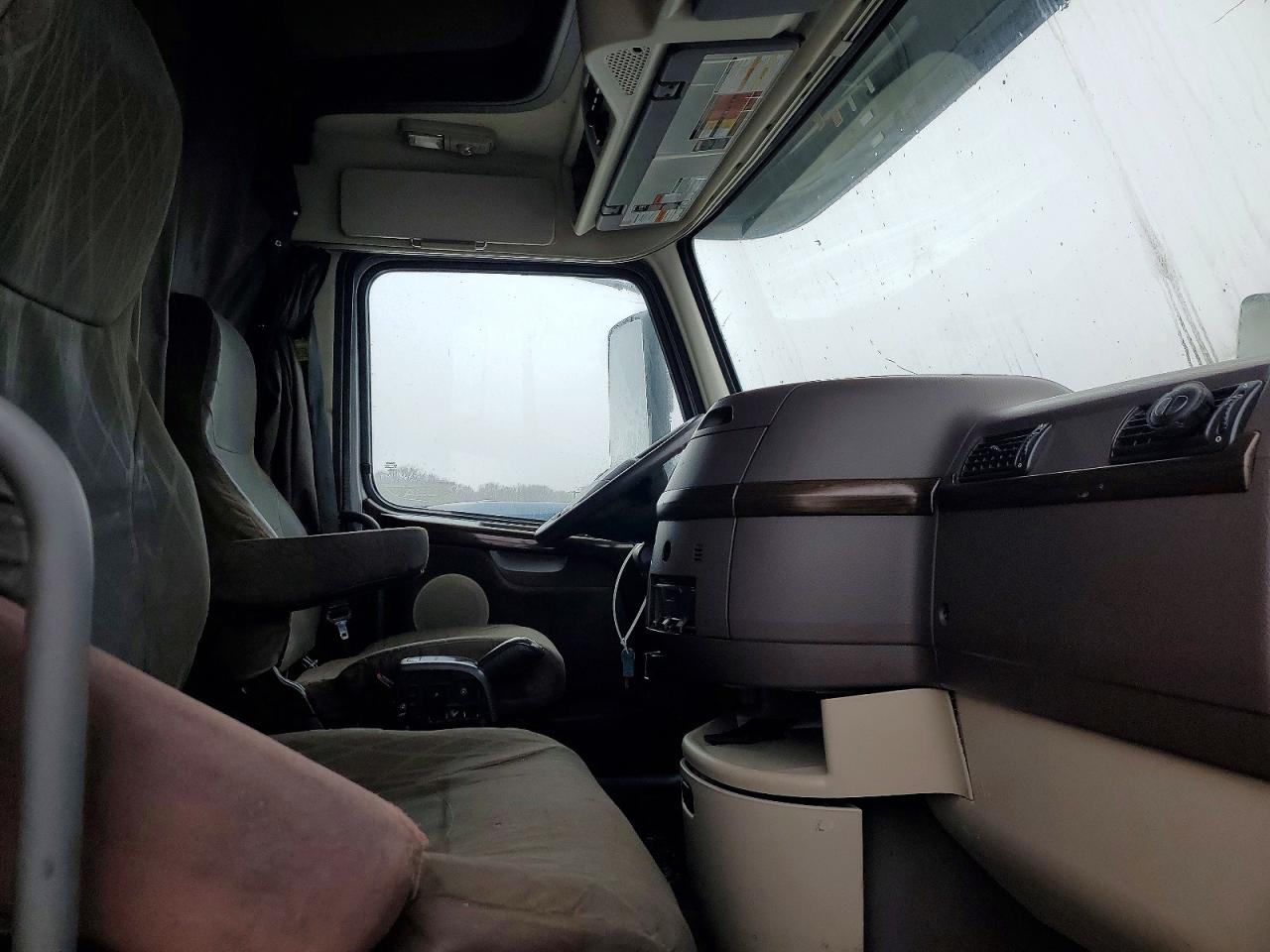 2016 Volvo Vn VIN 4V4NC9EJ8GN946660 photo 5