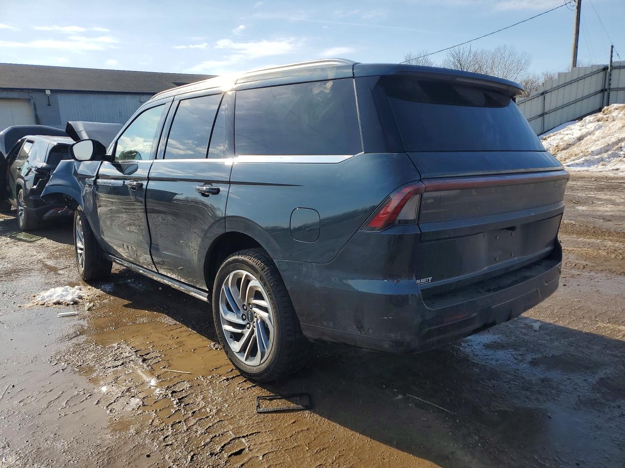 2025 Lincoln Navigator VIN 5LMJJ2LG8SEL11602 photo 2
