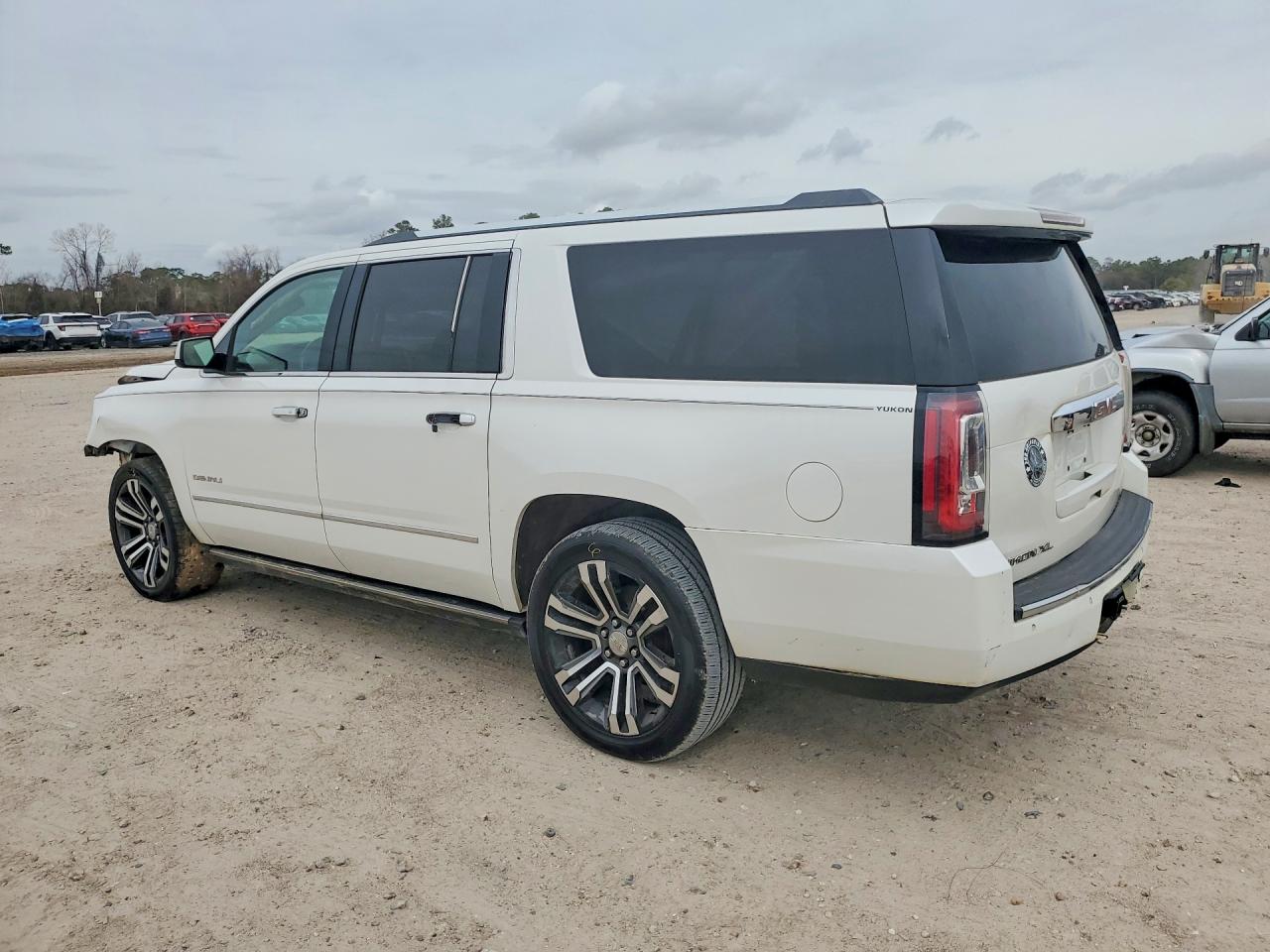 2018 GMC Yukon VIN 1GKS1HKJ2JR124055 photo 2