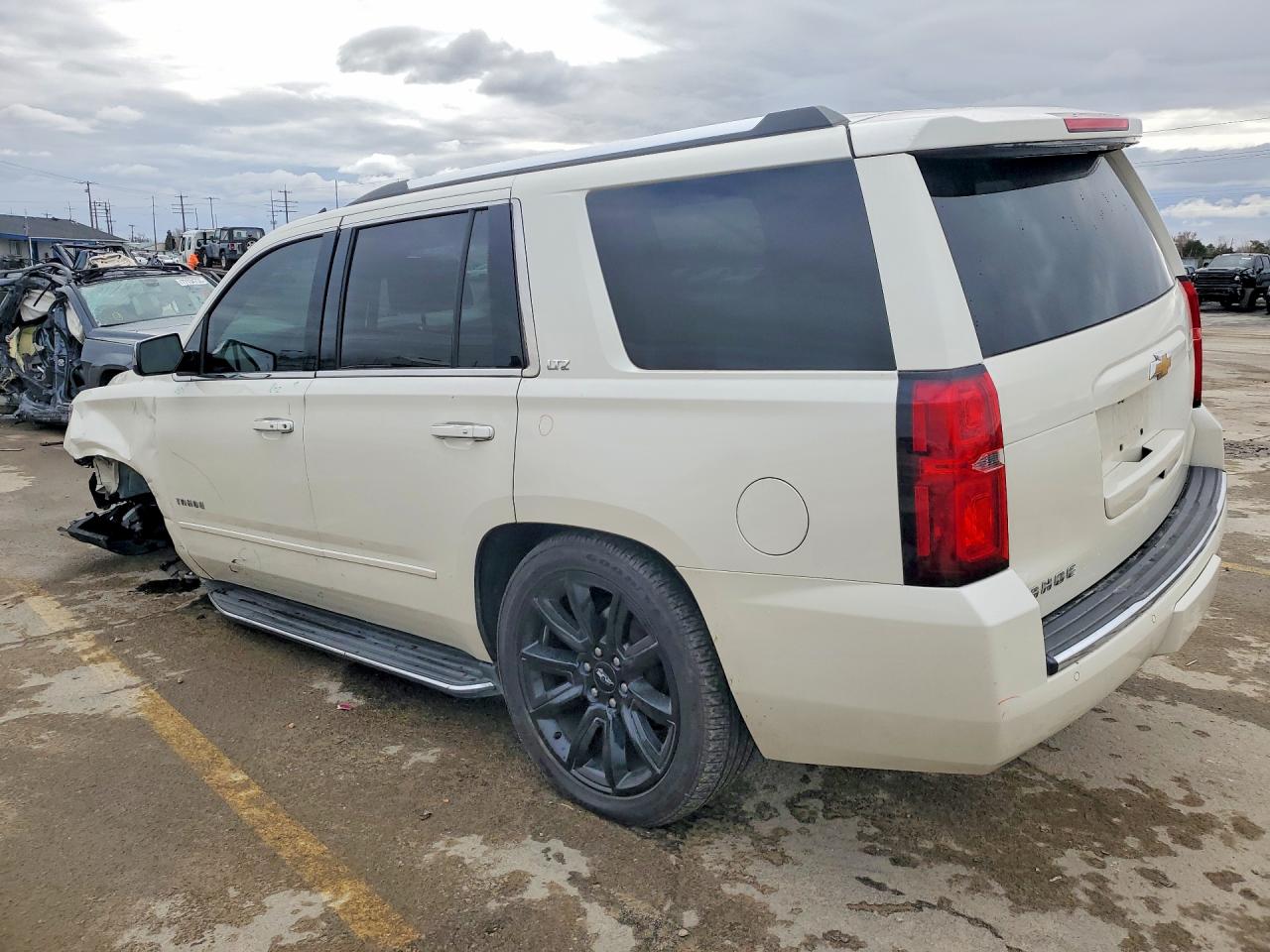 2015 Chev Tahoe VIN 1GNSKCKC0FR283961 photo 2