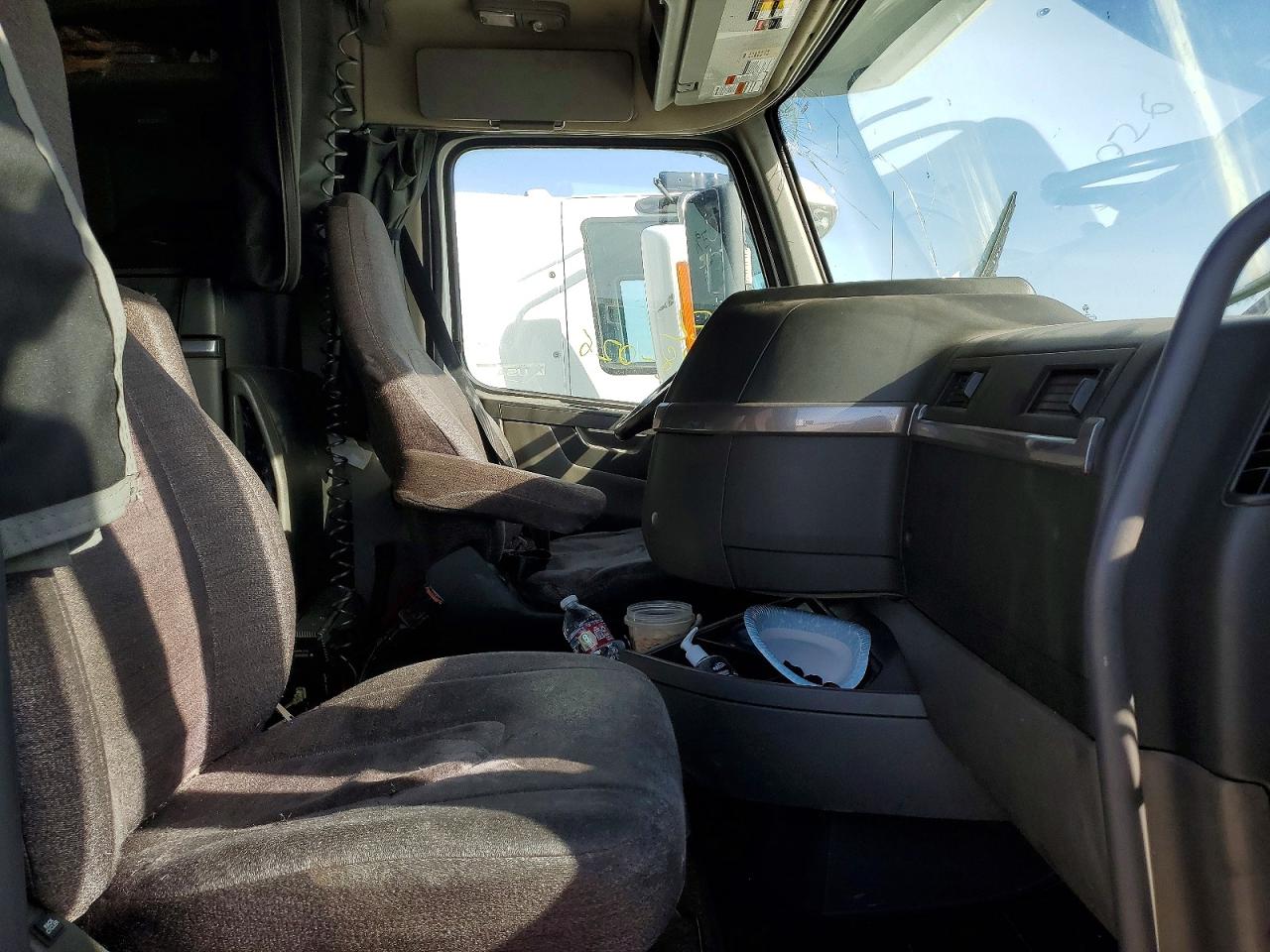 2019 VOLVO Vn VIN 4V4NC9EH8KN201669 photo 5