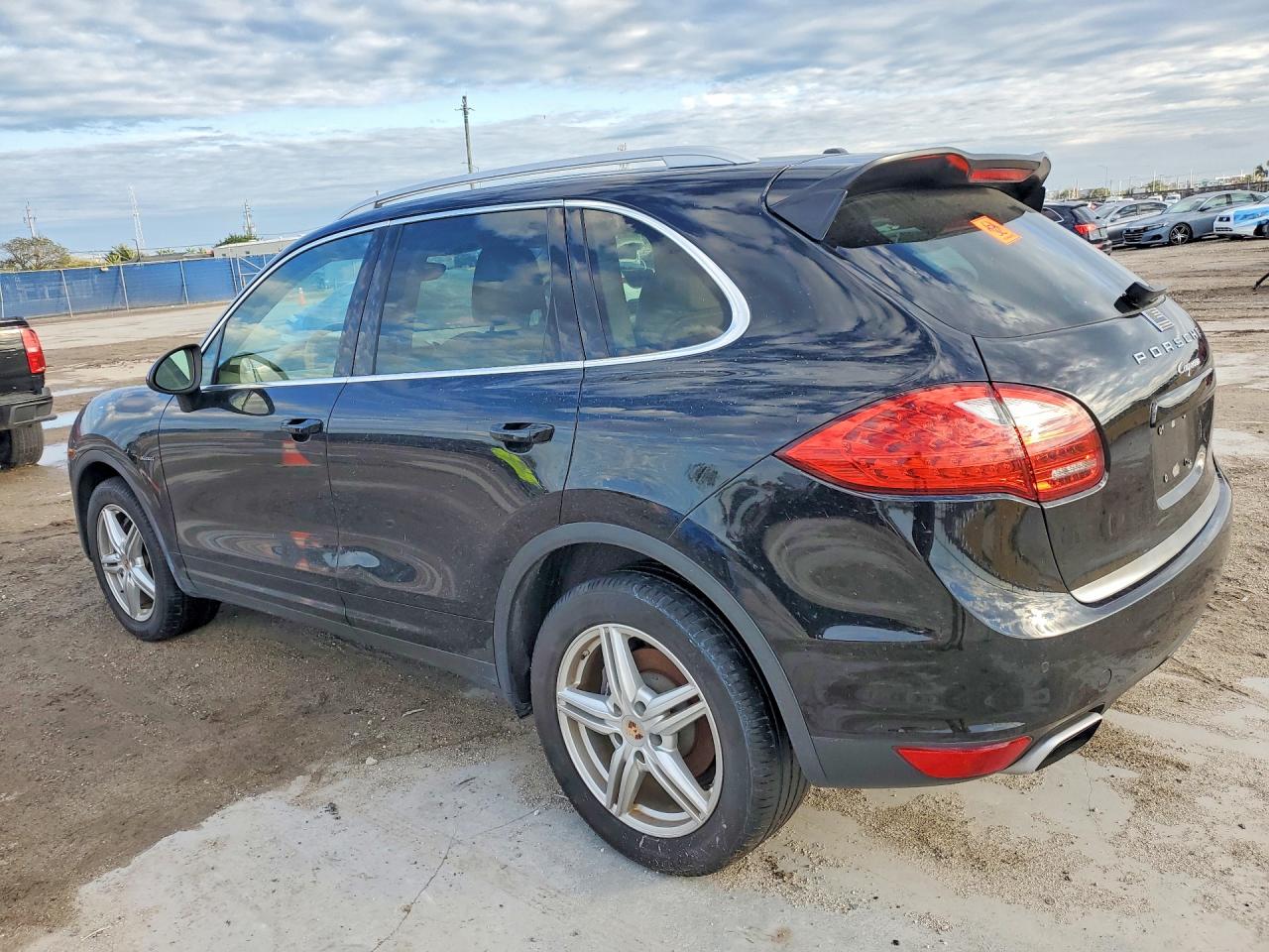 2014 Porsche Cayenne VIN WP1AF2A22ELA39885 photo 2