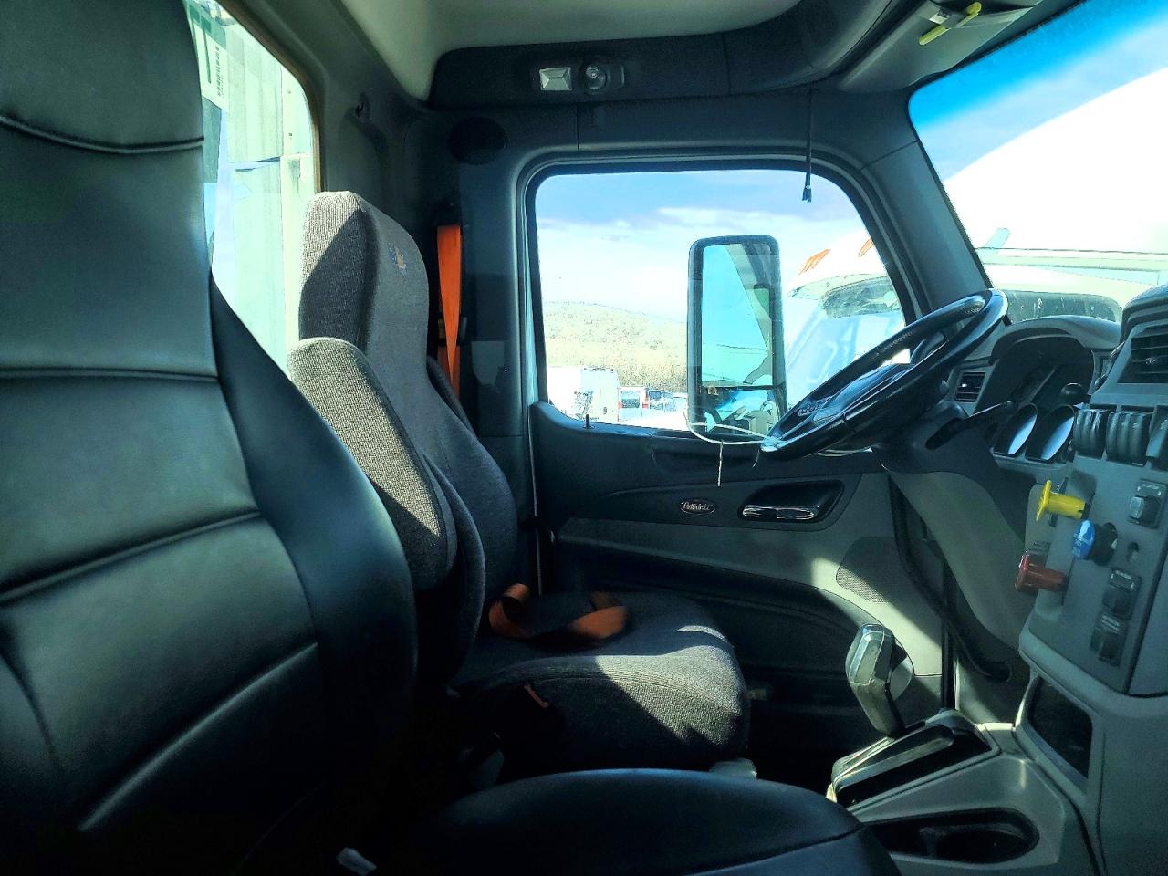 2017 PETERBILT All models VIN 1XPBA48XXHD409527 photo 5