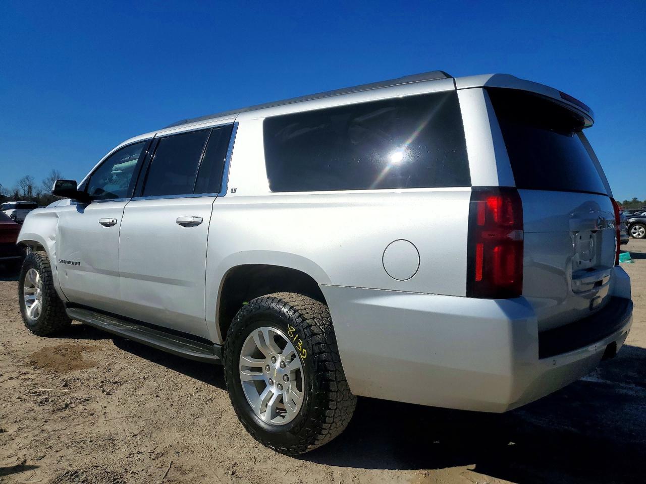 2019 Chevrolet Suburban VIN 1GNSKHKC2KR394535 photo 2