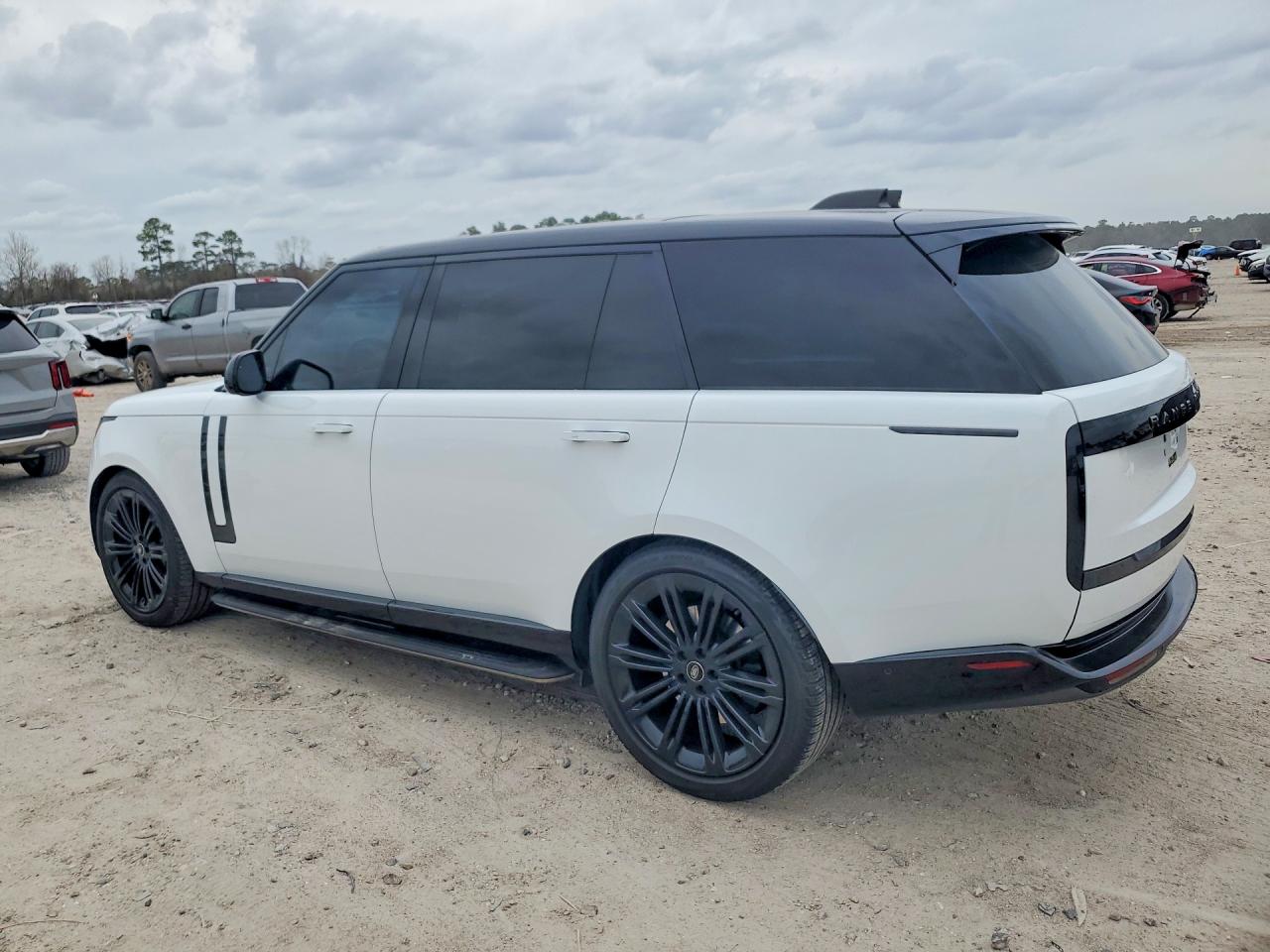 2023 Land Rangerover VIN SALKPBE7XPA025006 photo 2