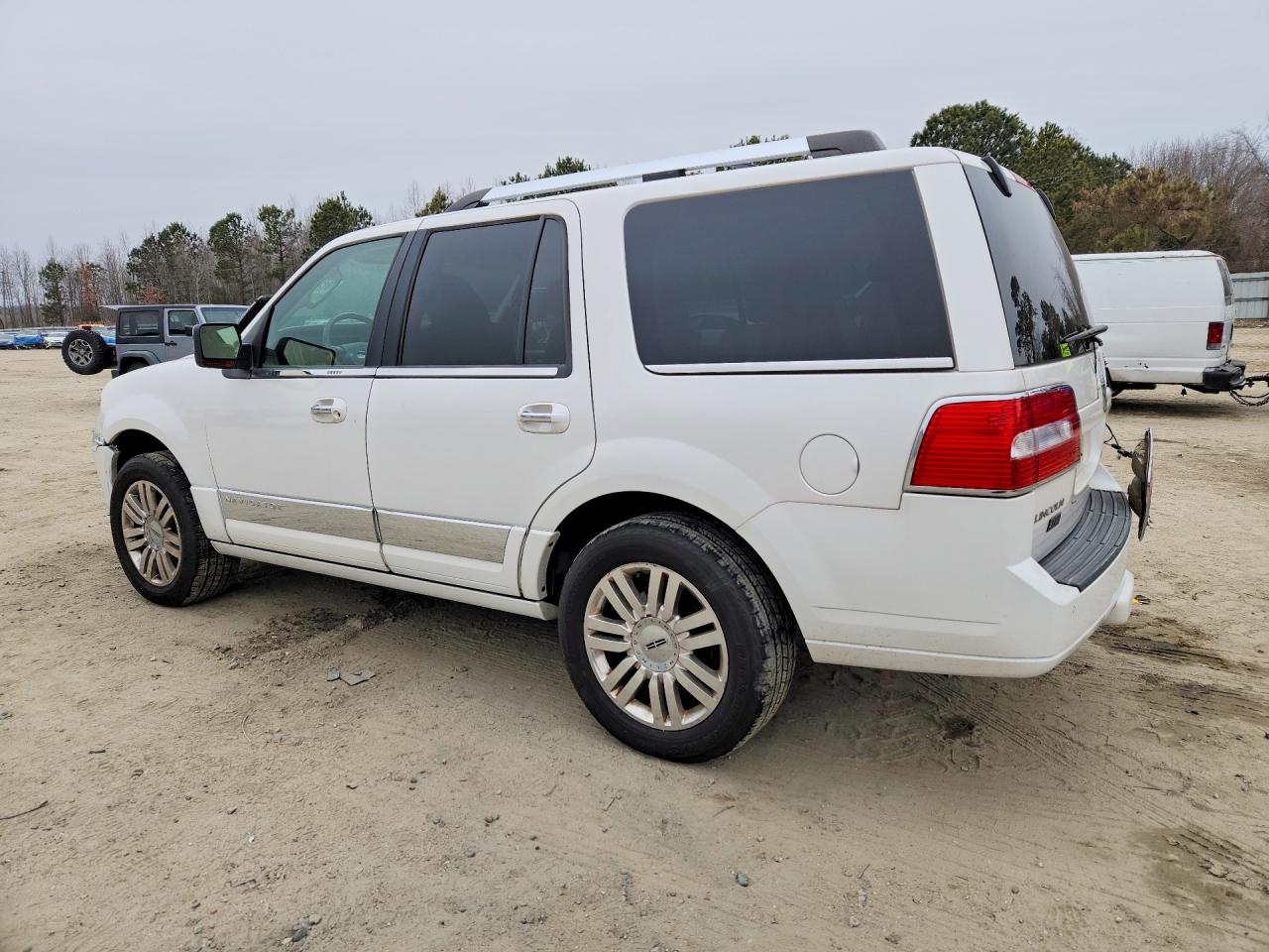 2011 LINCOLN Navigator VIN 5LMJJ2J50BEJ02498 photo 2