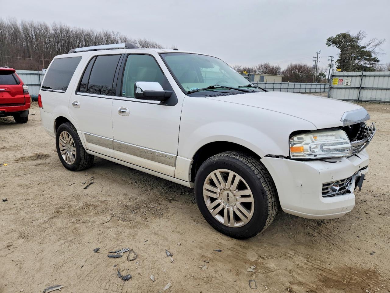 2011 LINCOLN Navigator VIN 5LMJJ2J50BEJ02498 photo 4
