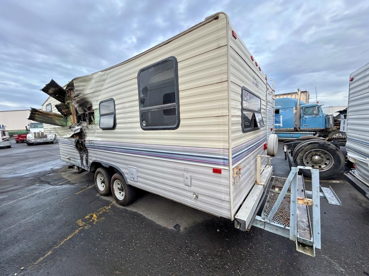1994 FLEETWOOD All models VIN 1EA5H2528R2452674 photo 3