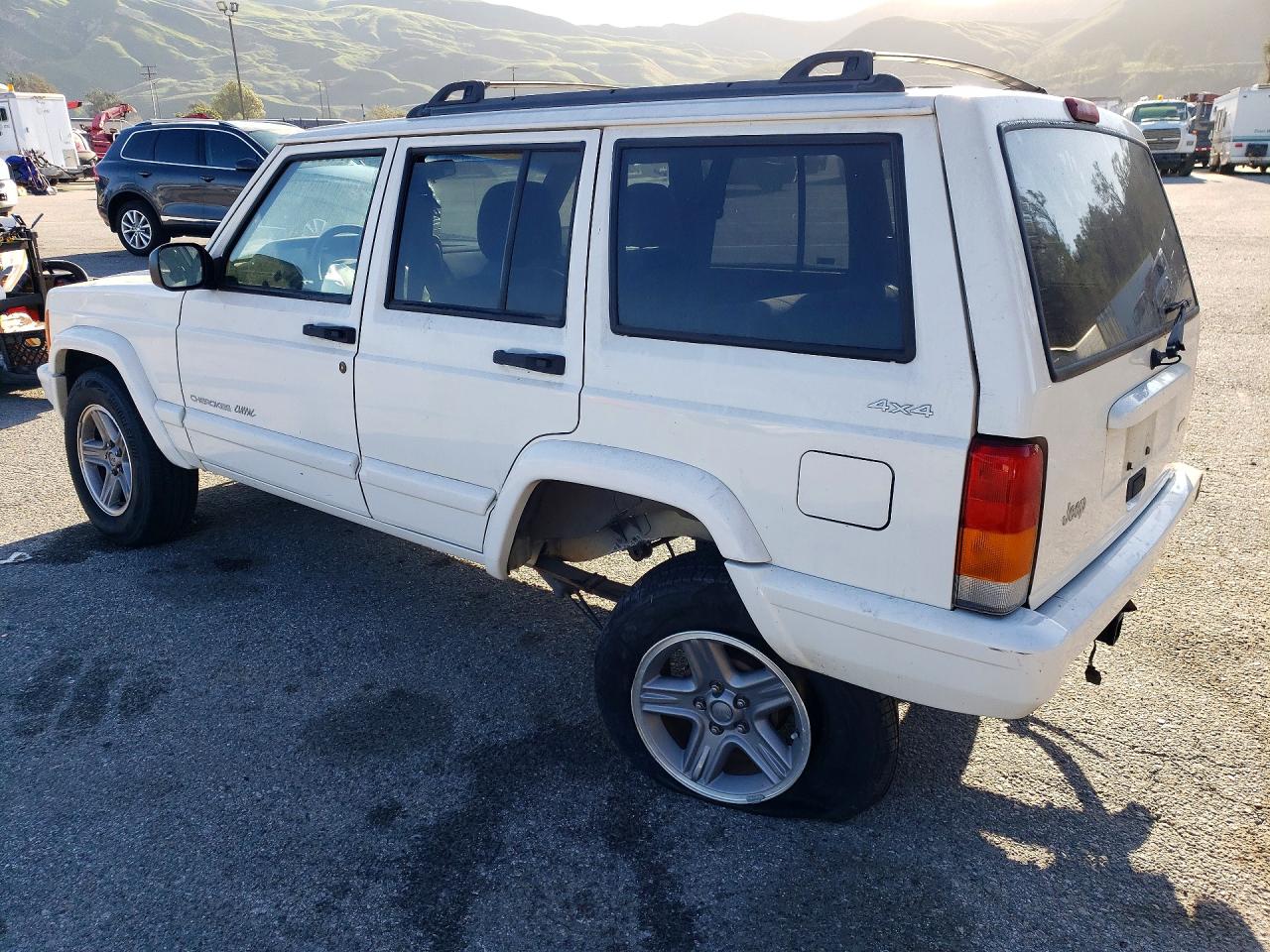 2001 Jeep Cherokee VIN 1J4FF58S71L520816 photo 2