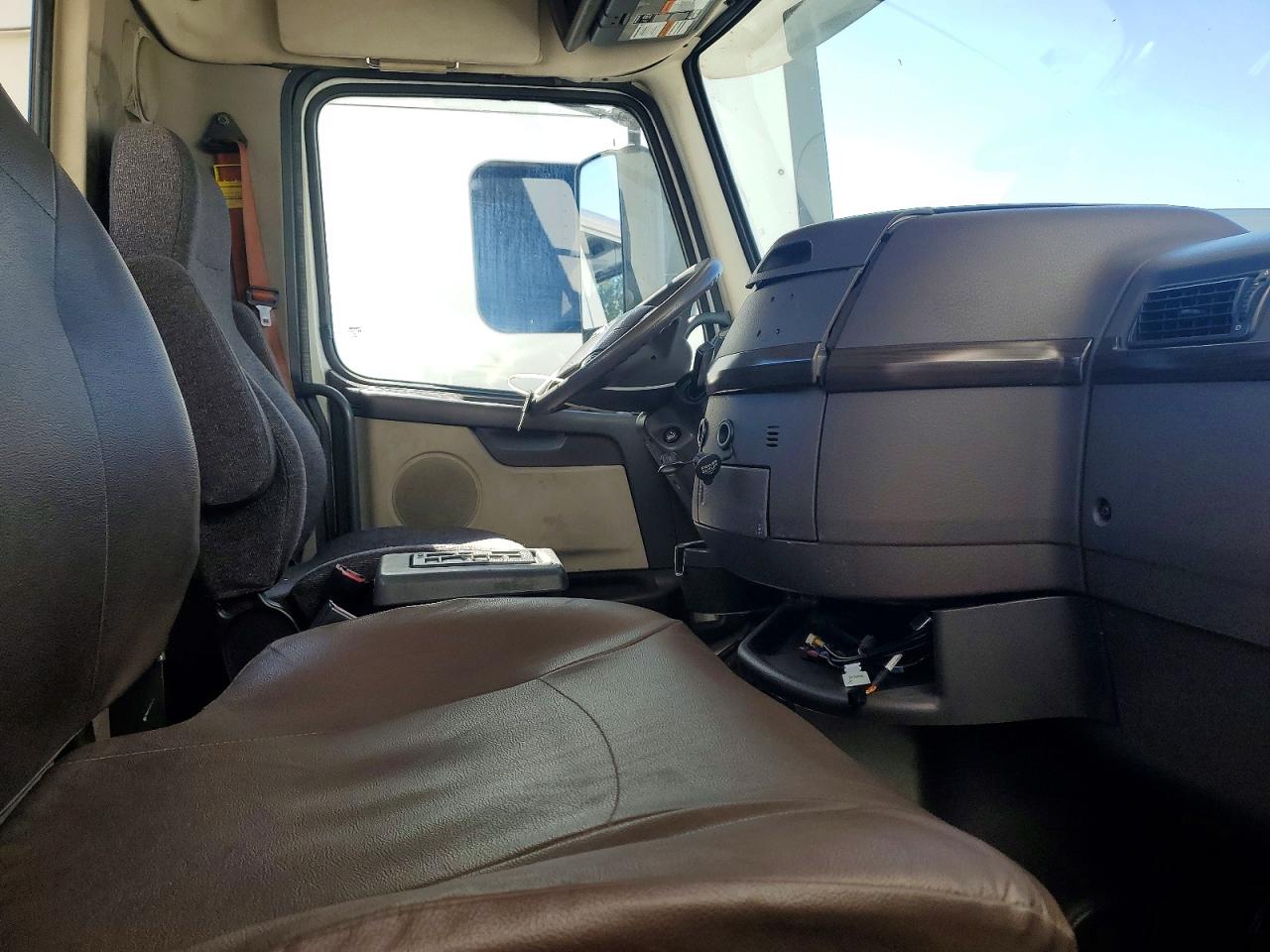 2015 Volvo All models VIN 4V4N19TG6FN922790 photo 5