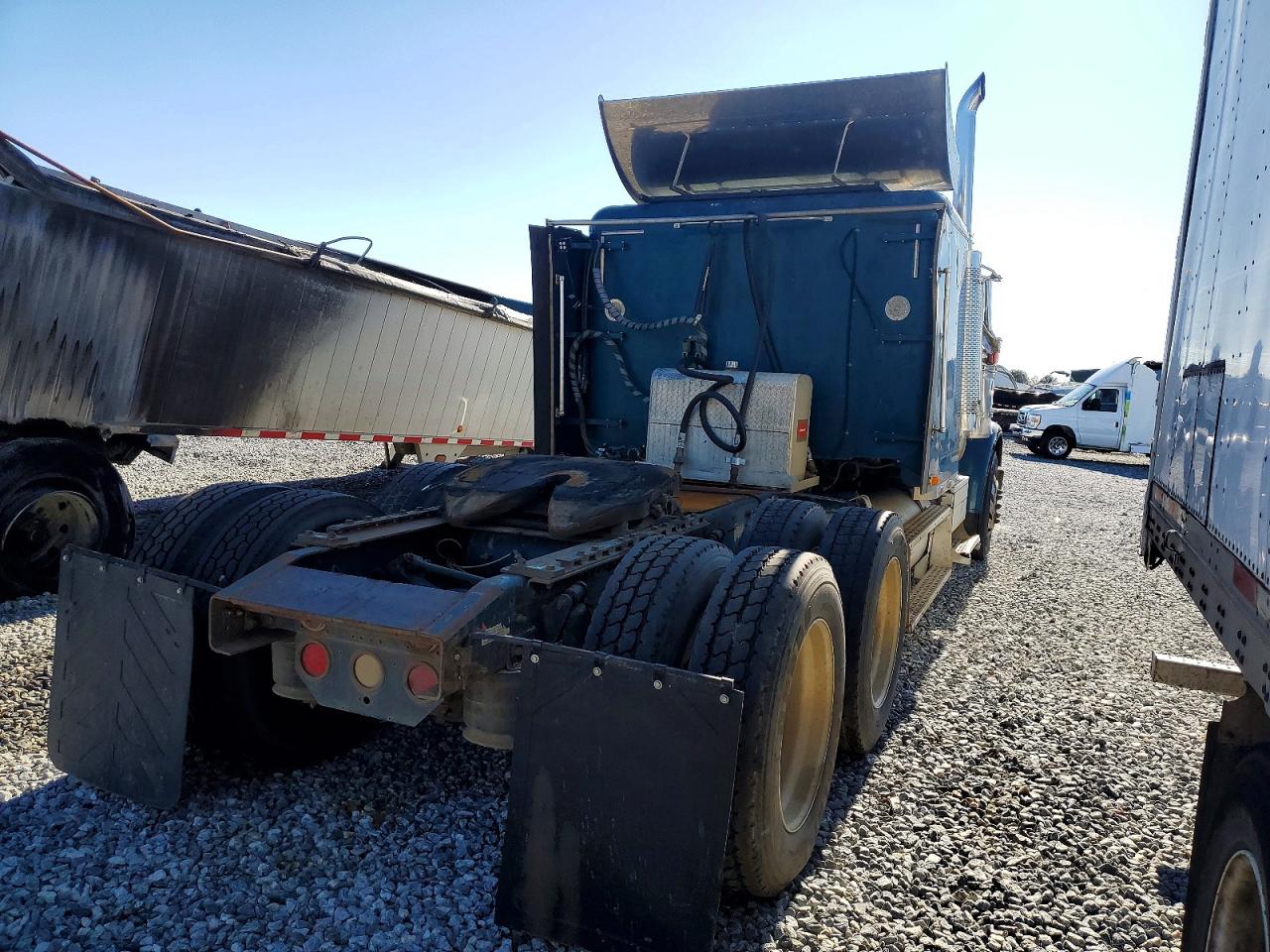 2001 FREIGHTLINER All other VIN 1FUJAPCG81LH24095 photo 4