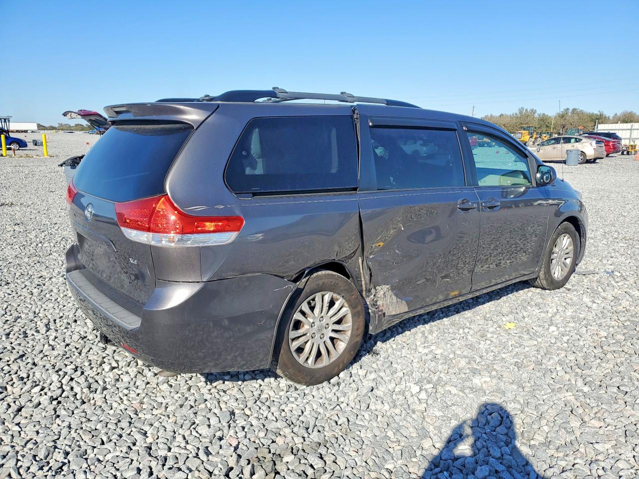 2011 Toyota All models VIN 5TDYK3DC4BS079112 photo 3