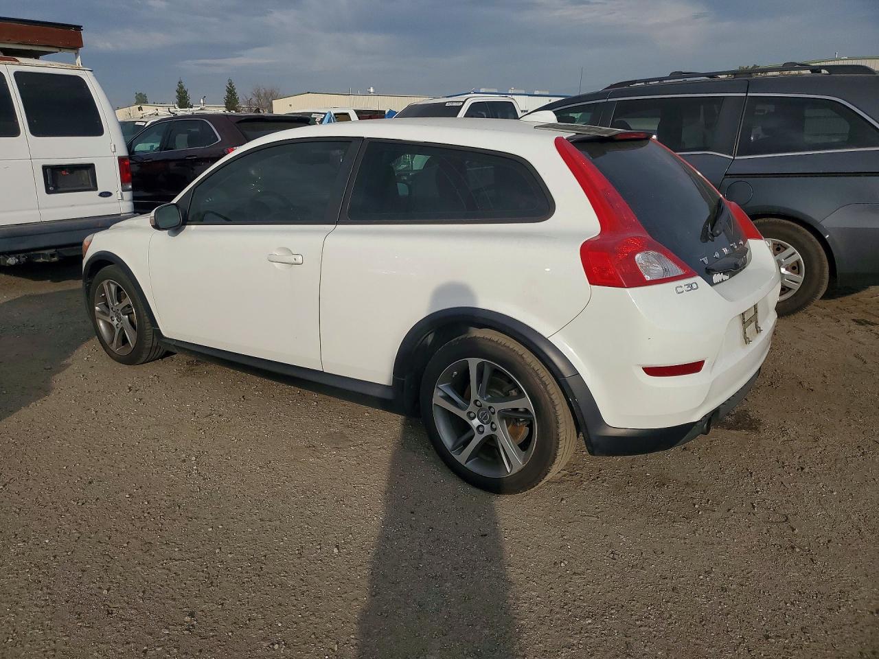 2013 Volvo C30 VIN YV1672MK3D2309706 photo 2