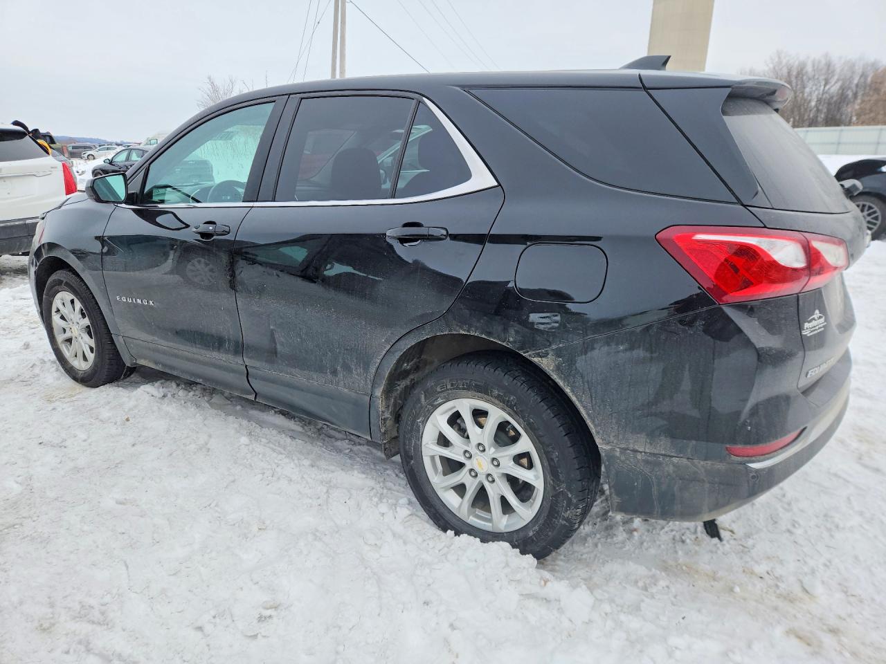 2021 Chevrolet Equinox VIN 2GNAXUEV4M6129696 photo 2
