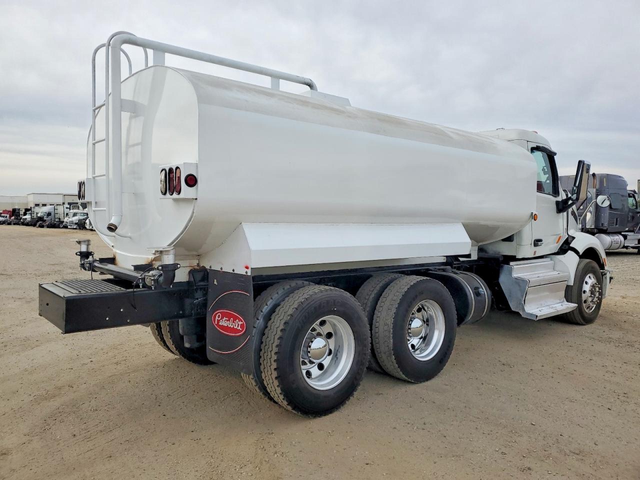 2021 PETERBILT All models VIN 1XPBDP9X9MD733523 photo 4