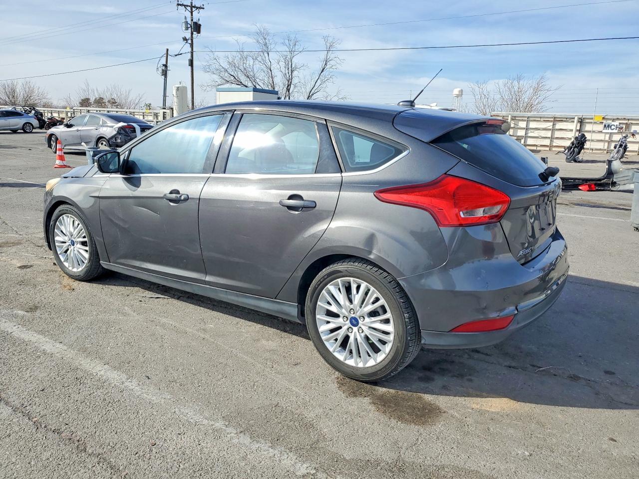 2015 Ford Focus VIN 1FADP3N20FL323664 photo 2