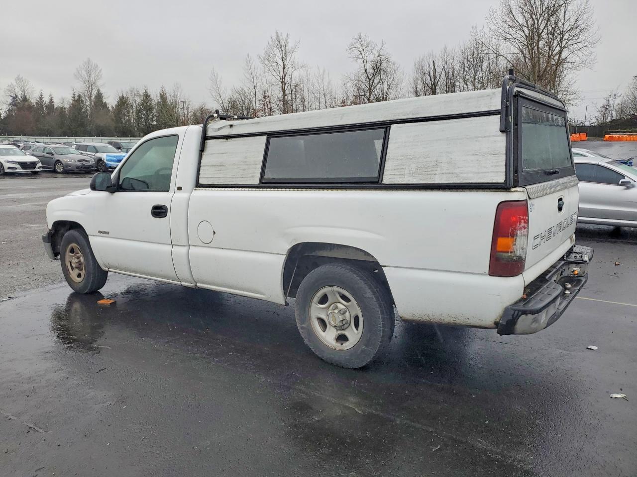 2000 Chevrolet Silverado 1500 VIN 1GCEC14W5YE304960 photo 2