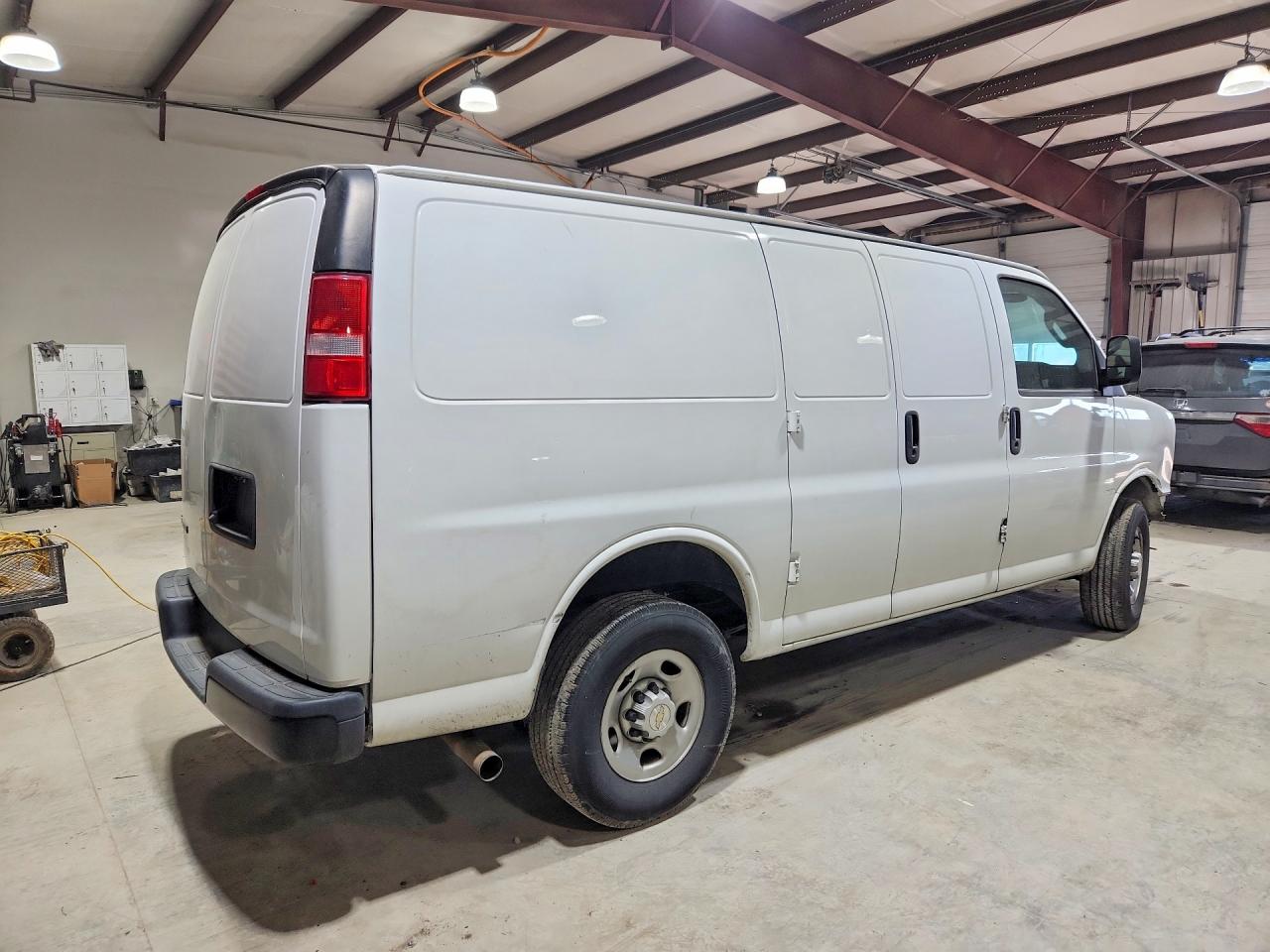 2023 Chevrolet Express VIN 1GCWGAFP0P1259348 photo 3