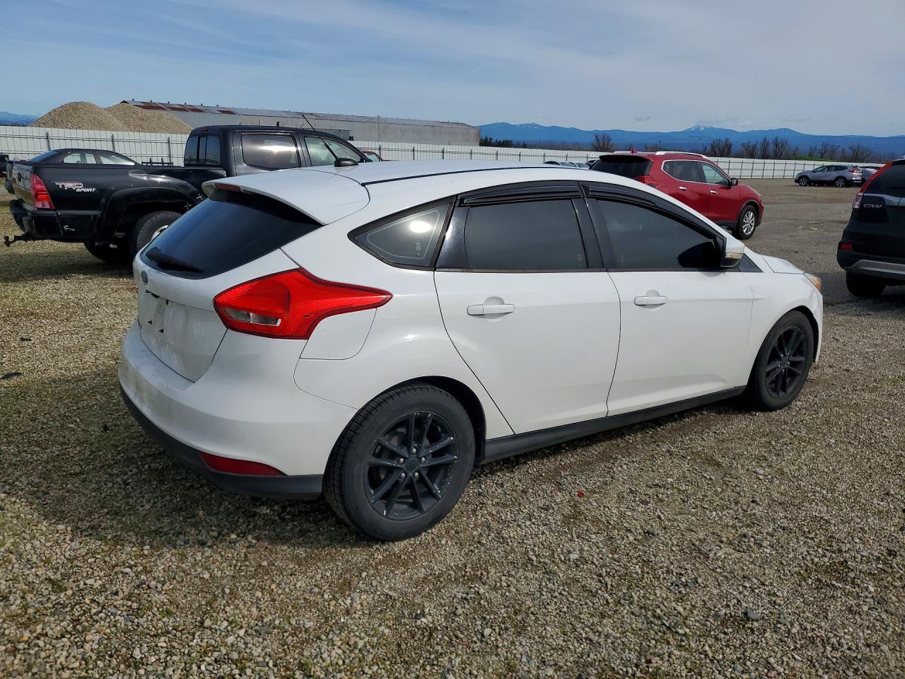 2015 Ford Focus VIN 1FADP3K25FL263398 photo 3