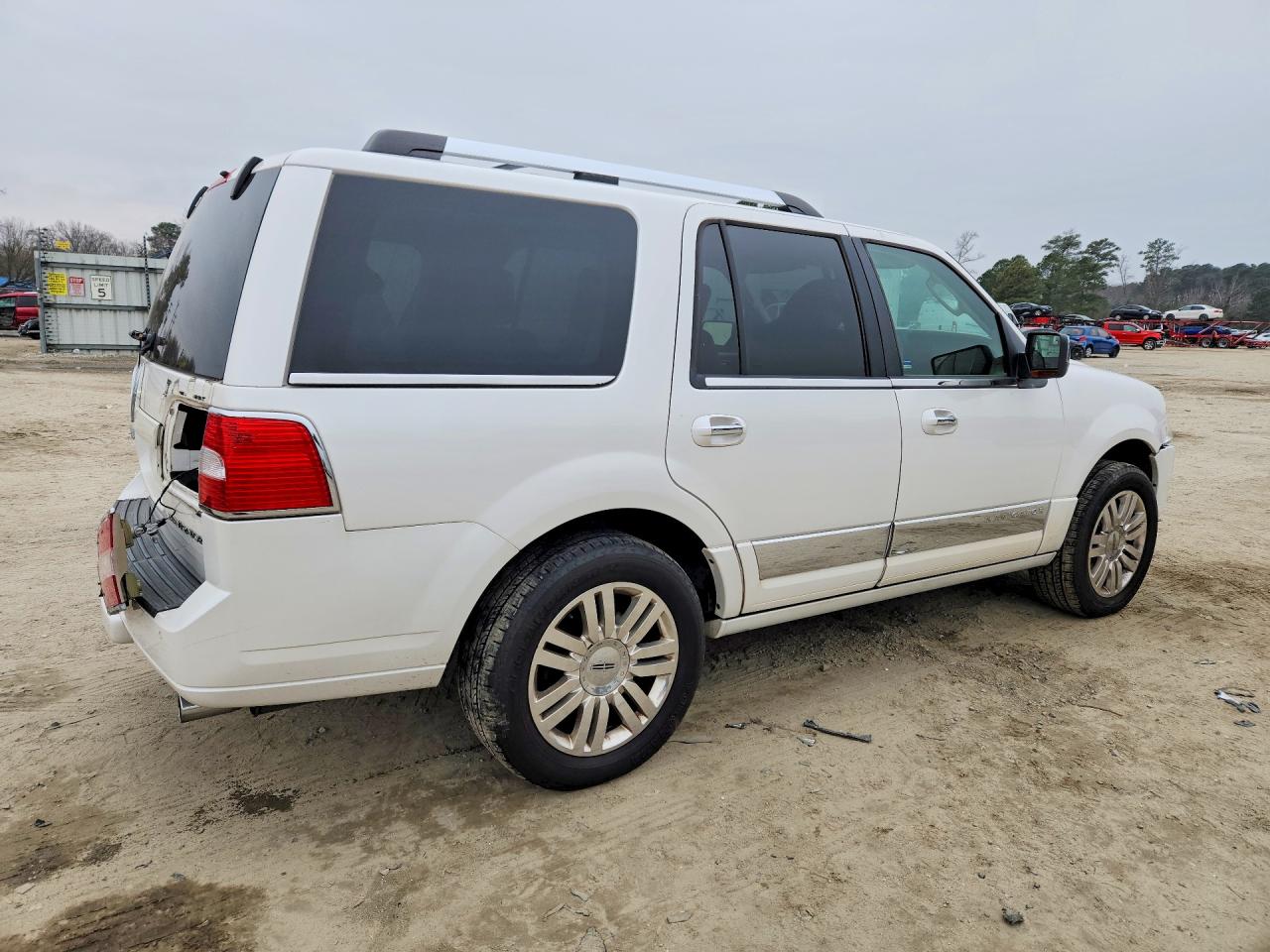 2011 LINCOLN Navigator VIN 5LMJJ2J50BEJ02498 photo 3