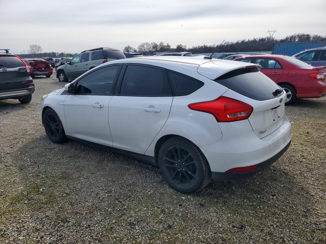 2015 Ford Focus VIN 1FADP3K25FL263398 photo 2