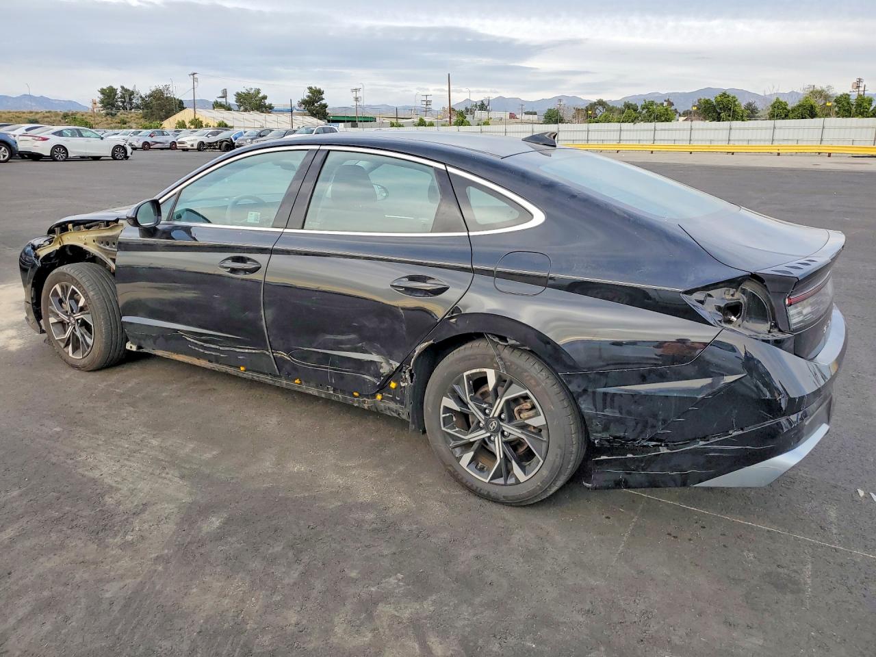 2024 Hyundai Sonata VIN KMHL64JA5RA381180 photo 2