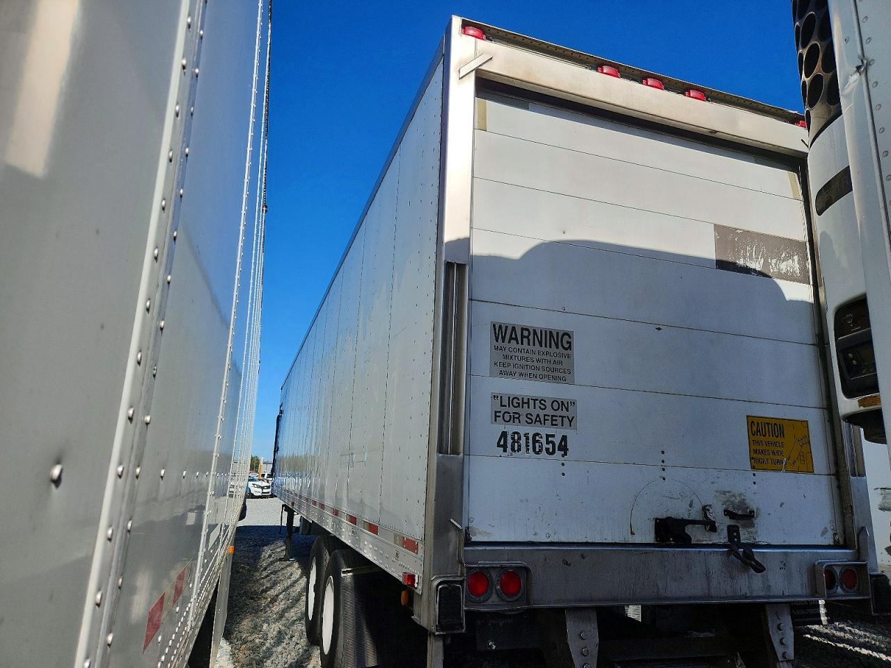 2009 UTILITY All models VIN 1UYVS24879U794305 photo 3