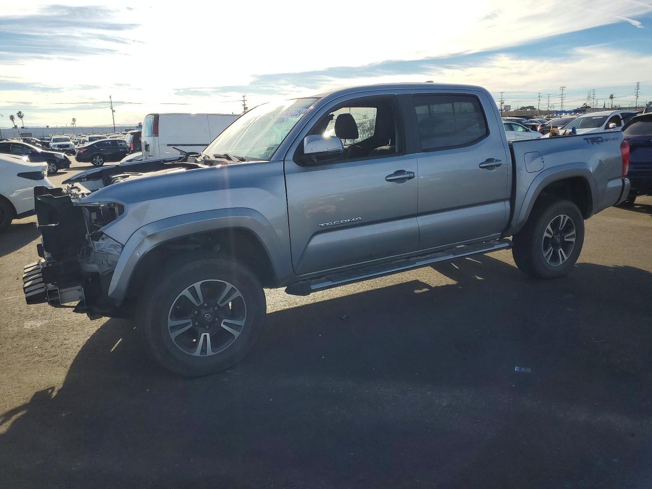 2018 Toyota Tacoma VIN 3TMAZ5CN3JM068077 photo 1