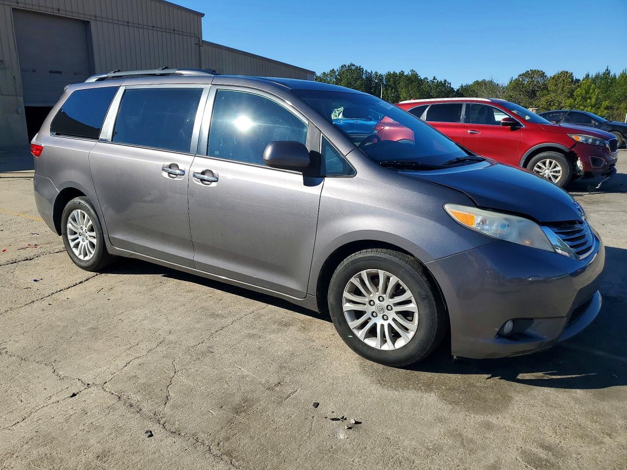 2015 Toyota All models VIN 5TDYK3DC6FS566169 photo 4