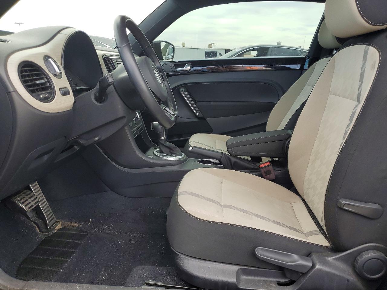 2018 Volkswagen Beetle VIN 3VWFD7ATXJM706050 photo 7