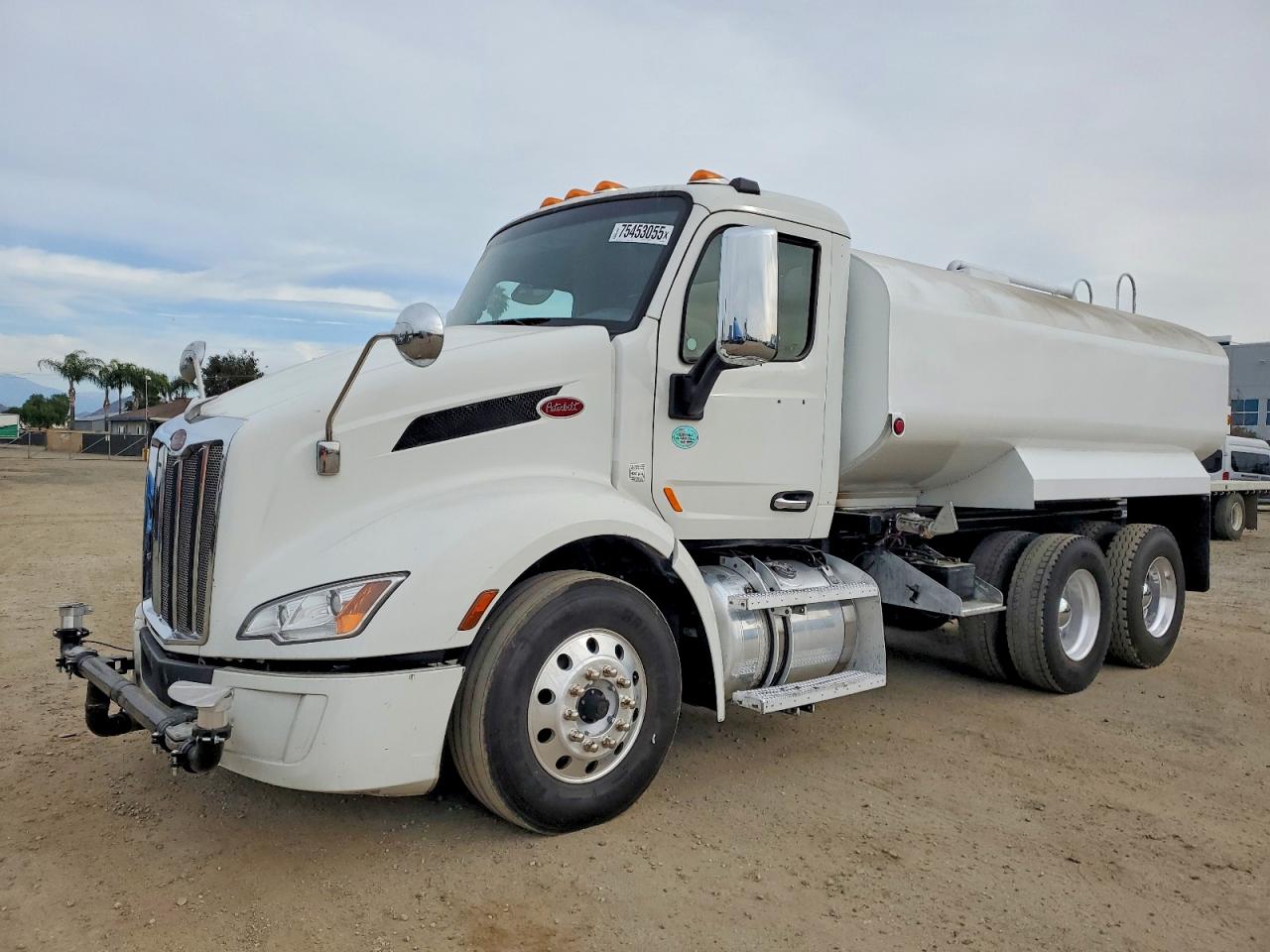 2021 PETERBILT All models VIN 1XPBDP9X9MD733523 photo 2