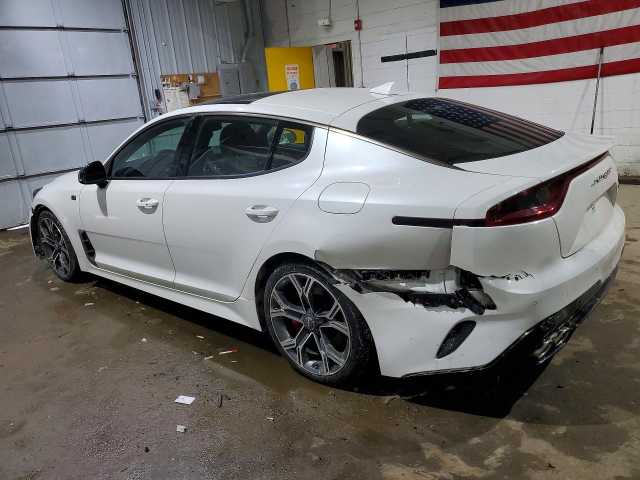 2018 Kia Stinger VIN KNAE55LC1J6027665 photo 2