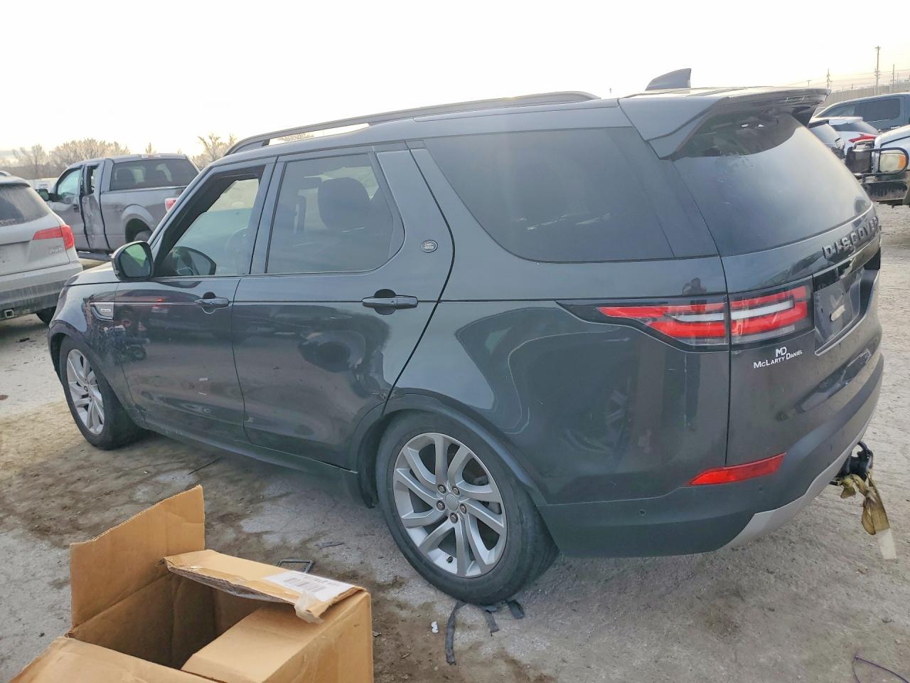 2018 Land Discovery VIN SALRR2RK9JA054981 photo 2