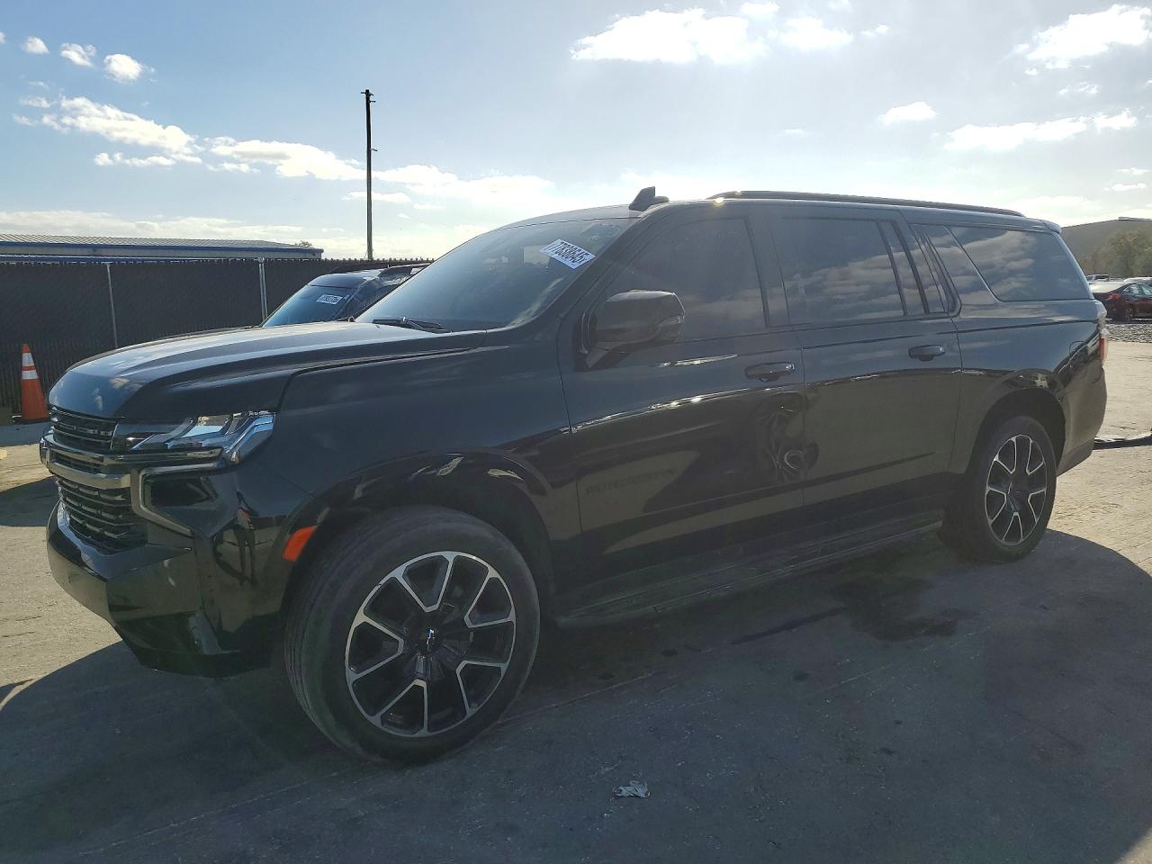 2022 Chevrolet Suburban VIN 1GNSCEKD3NR361035 photo 1