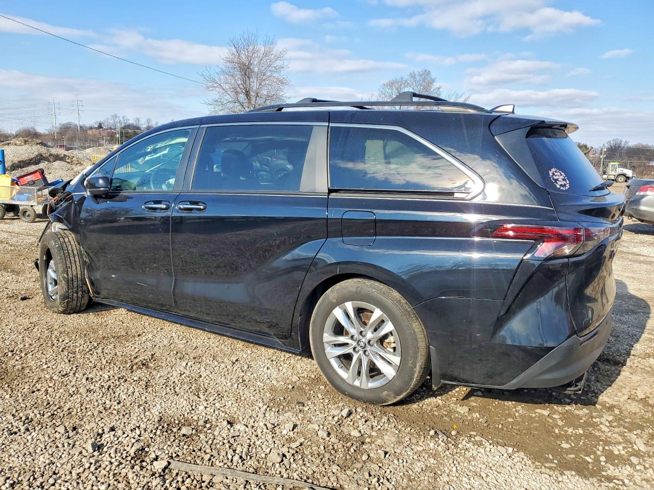 2023 Toyota Sienna VIN 5TDCSKFC8PS101699 photo 2