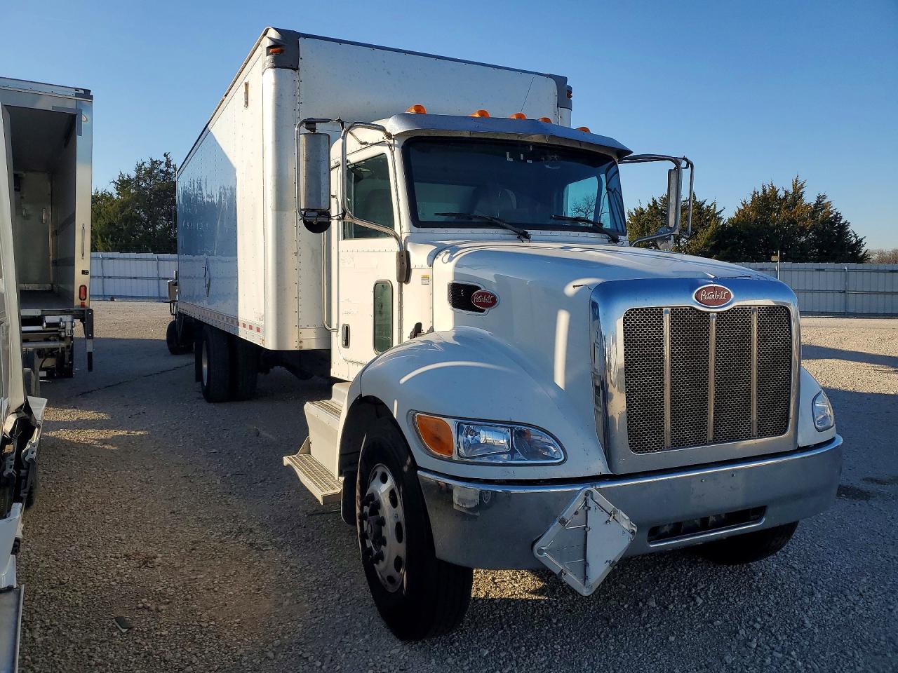 2016 PETERBILT All models VIN 2NP2HM6X3GM362553 photo 4