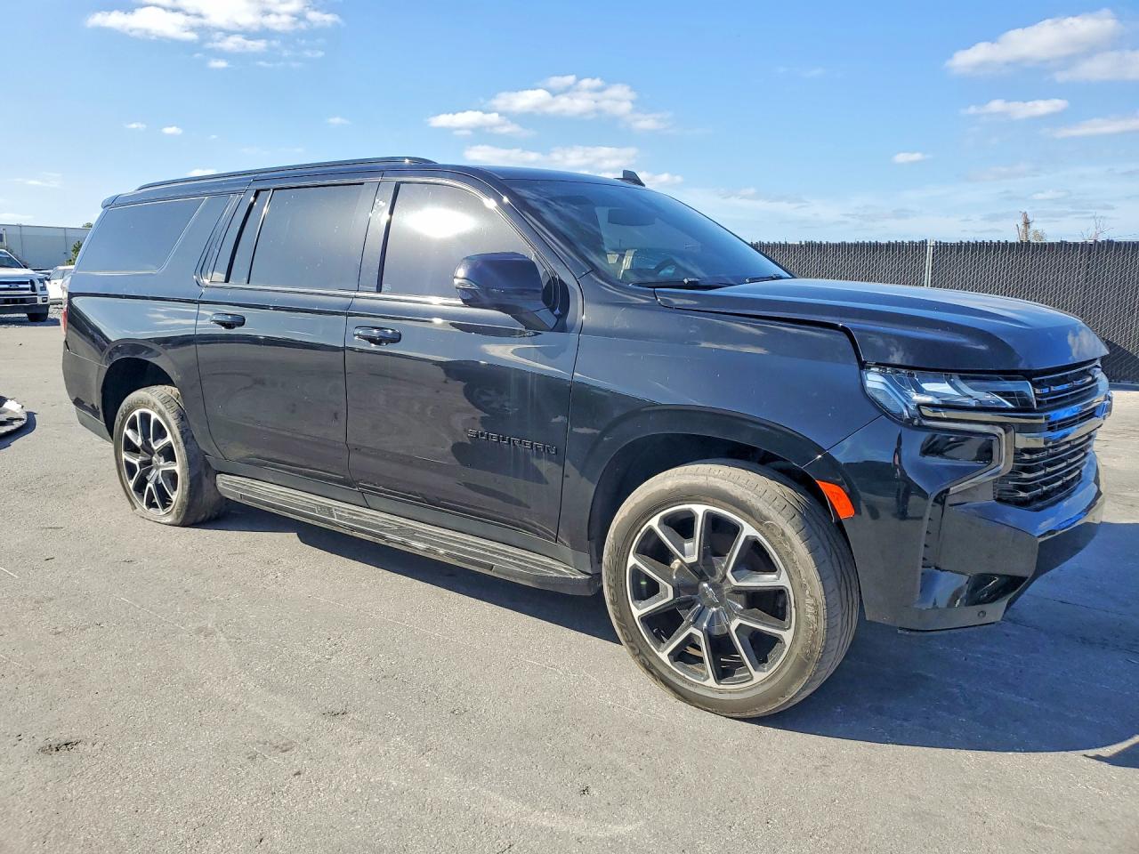 2022 Chevrolet Suburban VIN 1GNSCEKD3NR361035 photo 4