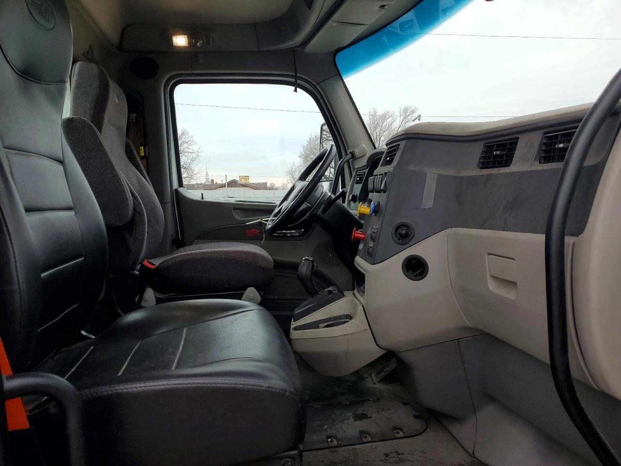 2018 All models VIN 1XPBA48X2JD477780 photo 5