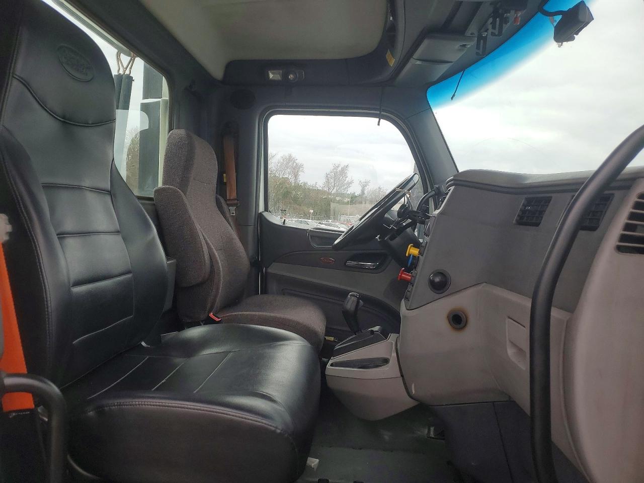 2017 PETERBILT All models VIN 1XPBA48X6HD428477 photo 5