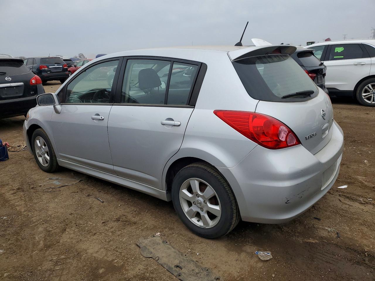2010 NISS Versa VIN 3N1BC1CP0AL385601 photo 2