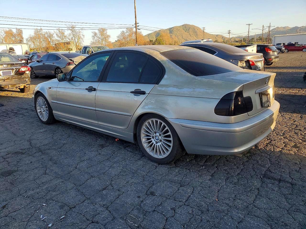 2002 BMW 3 series VIN WBAEV33442KL76969 photo 2