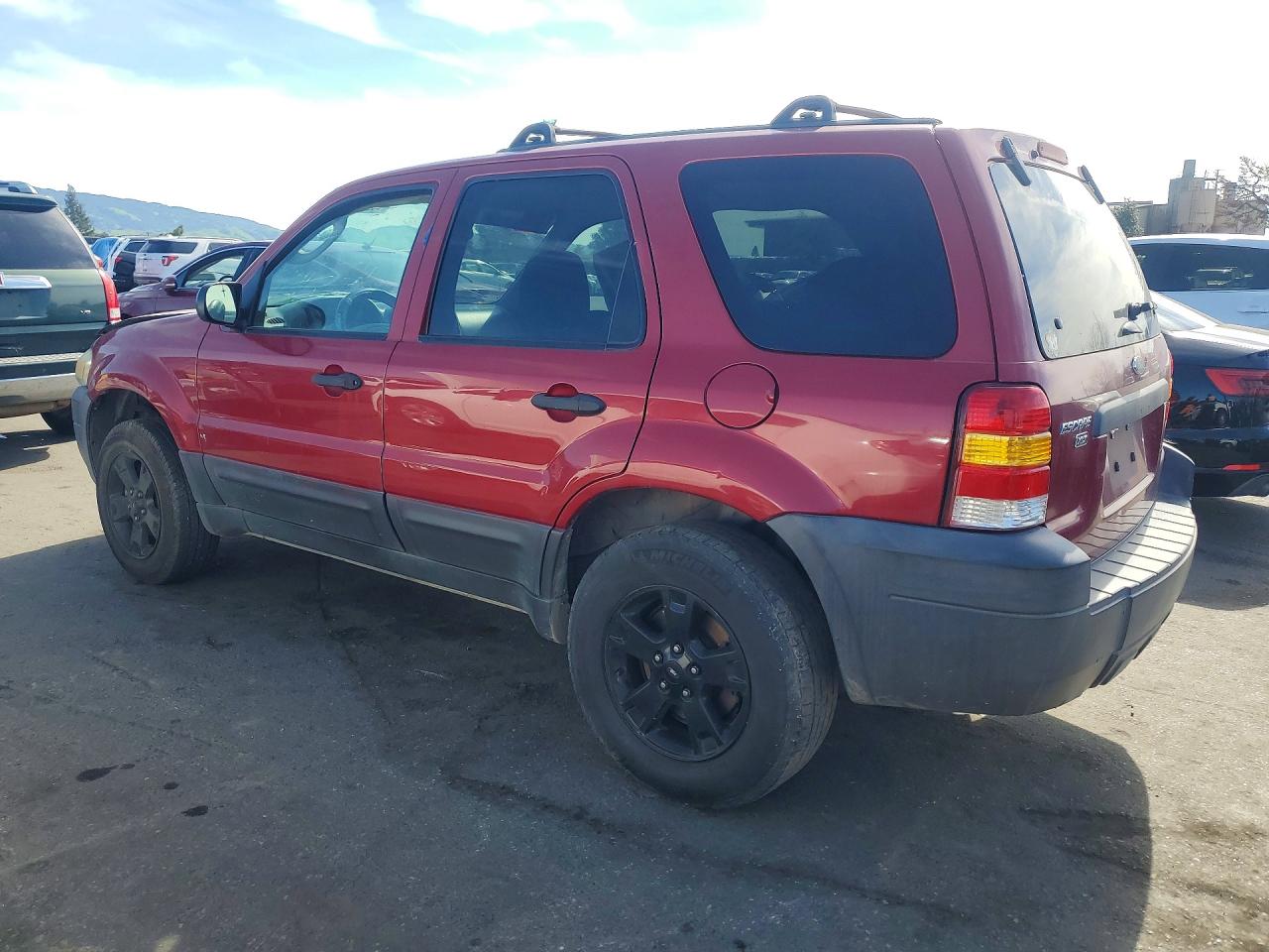 2005 Ford Escape VIN 1FMYU93105KA70752 photo 2