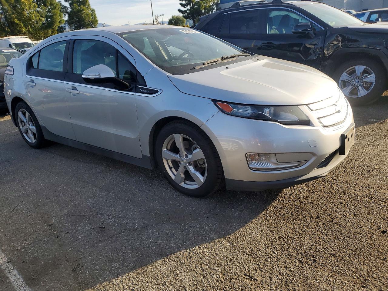 2014 CHEV Volt VIN 1G1RE6E48EU135193 photo 4