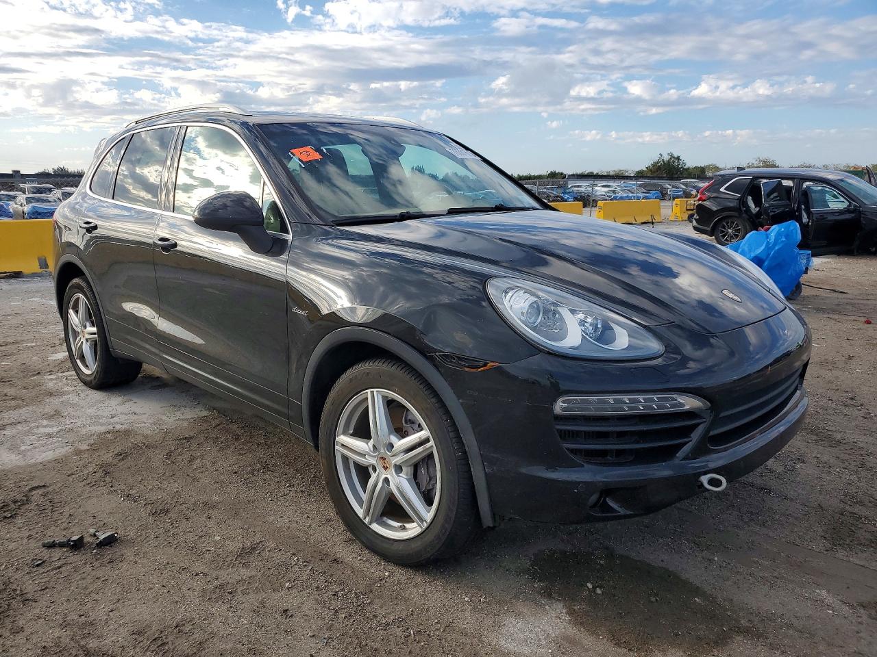 2014 Porsche Cayenne VIN WP1AF2A22ELA39885 photo 4