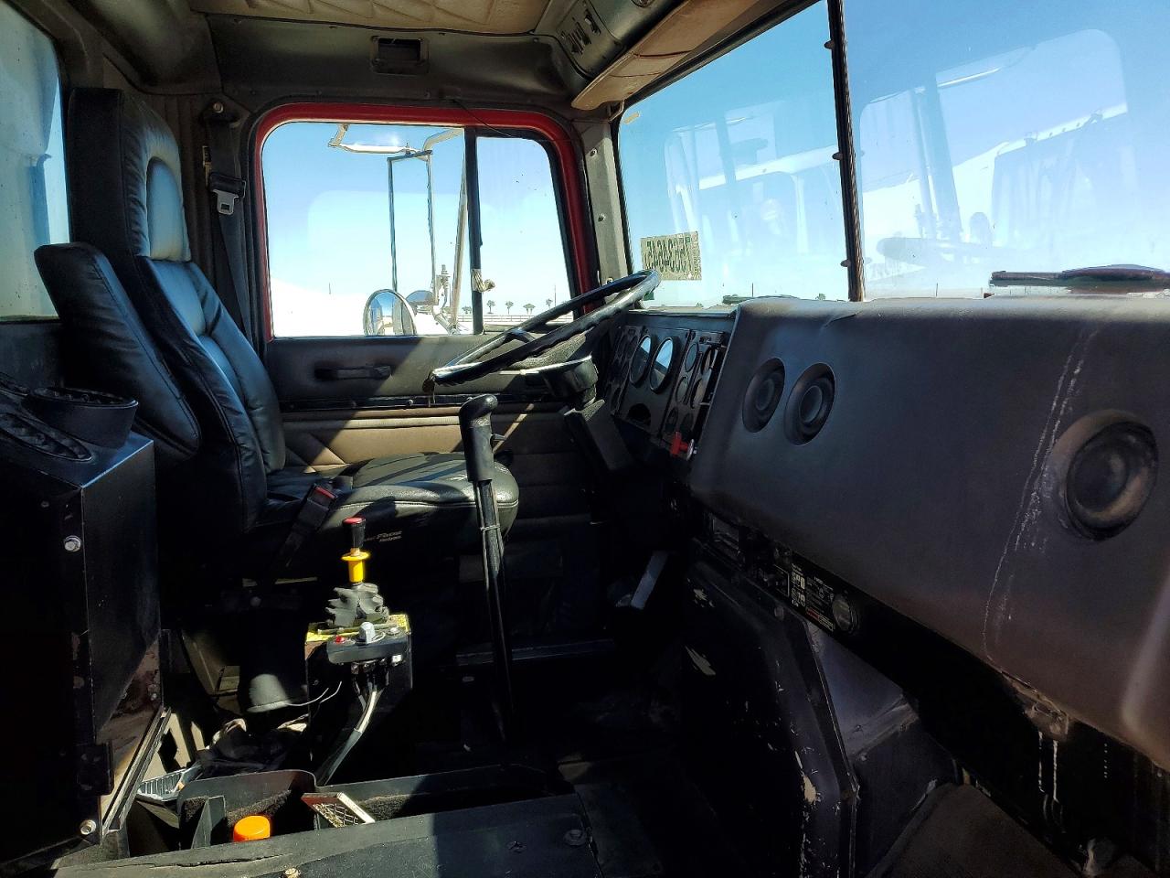 1995 International All models VIN 2HTTWAUT5SC011211 photo 5