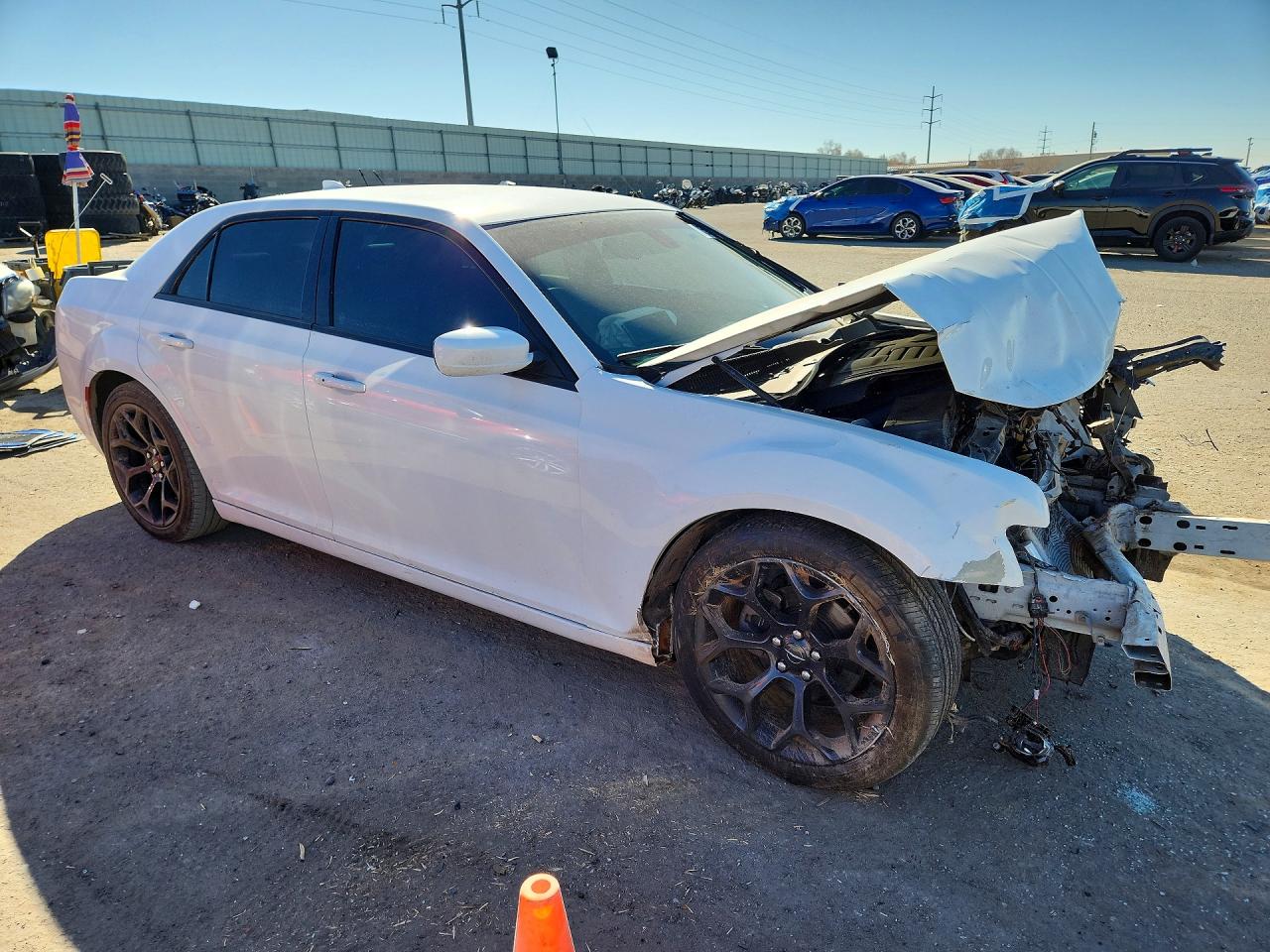 2019 Chrysler 300 VIN 2C3CCABG0KH639874 photo 4