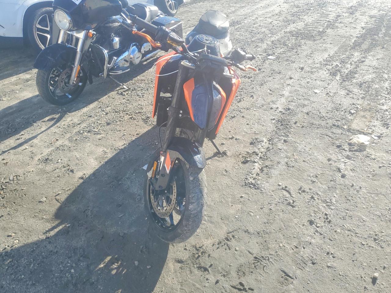 2023 Ktm 790 duke VIN LCETU7408PH700364 photo 2