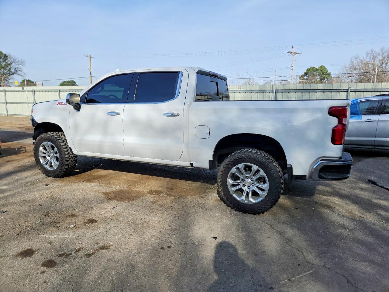 2025 Chevrolet All models VIN 1GCUKGE85SZ270696 photo 2