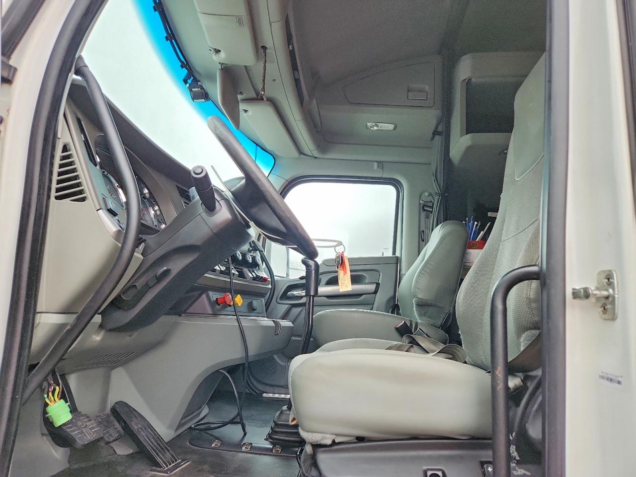 2019 KENWORTH All models VIN 1XKYDP9X4KJ223062 photo 5